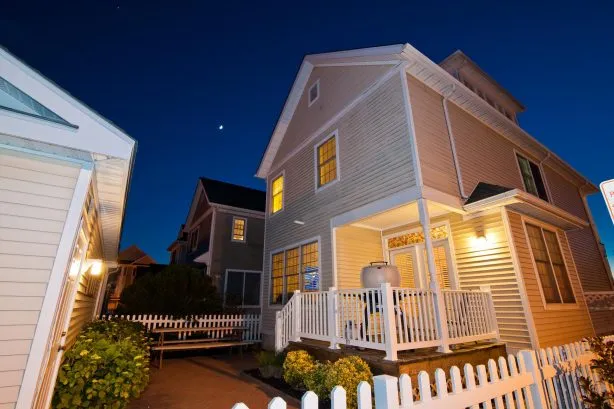 ❤️Enjoy a Barbeque with family and friends on your very own outside Deck! We supply a large propane Grill and the propane! Imagine yourself grilling on the deck with the stunning views, sounds and smells of the ocean. It is an extremely popular activity a