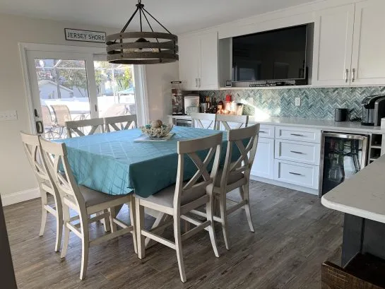 Eating area with bar
