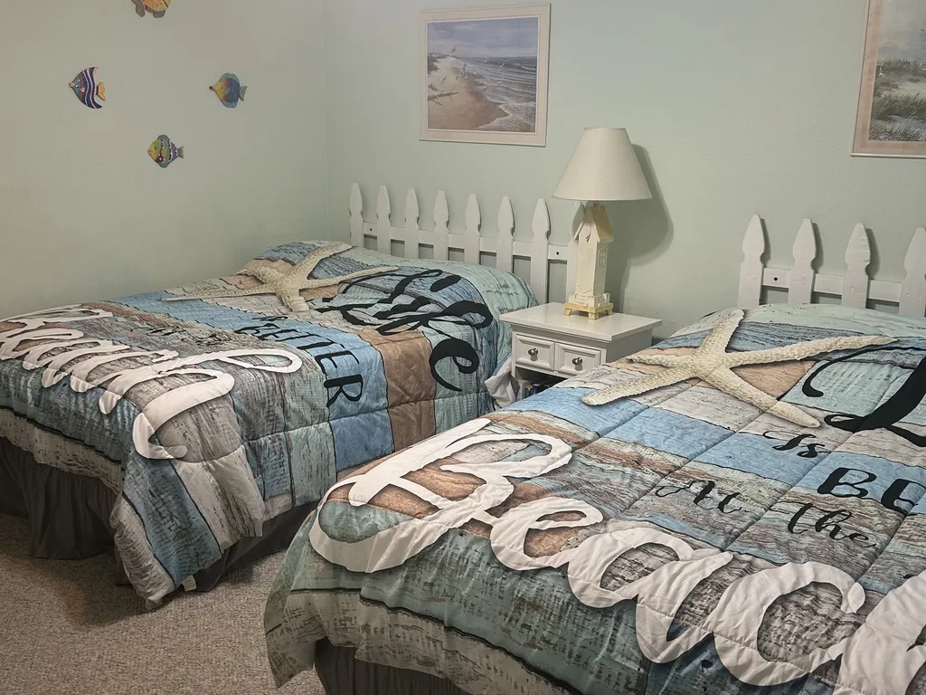 Second bedroom w/queen bed &amp;amp; full bed