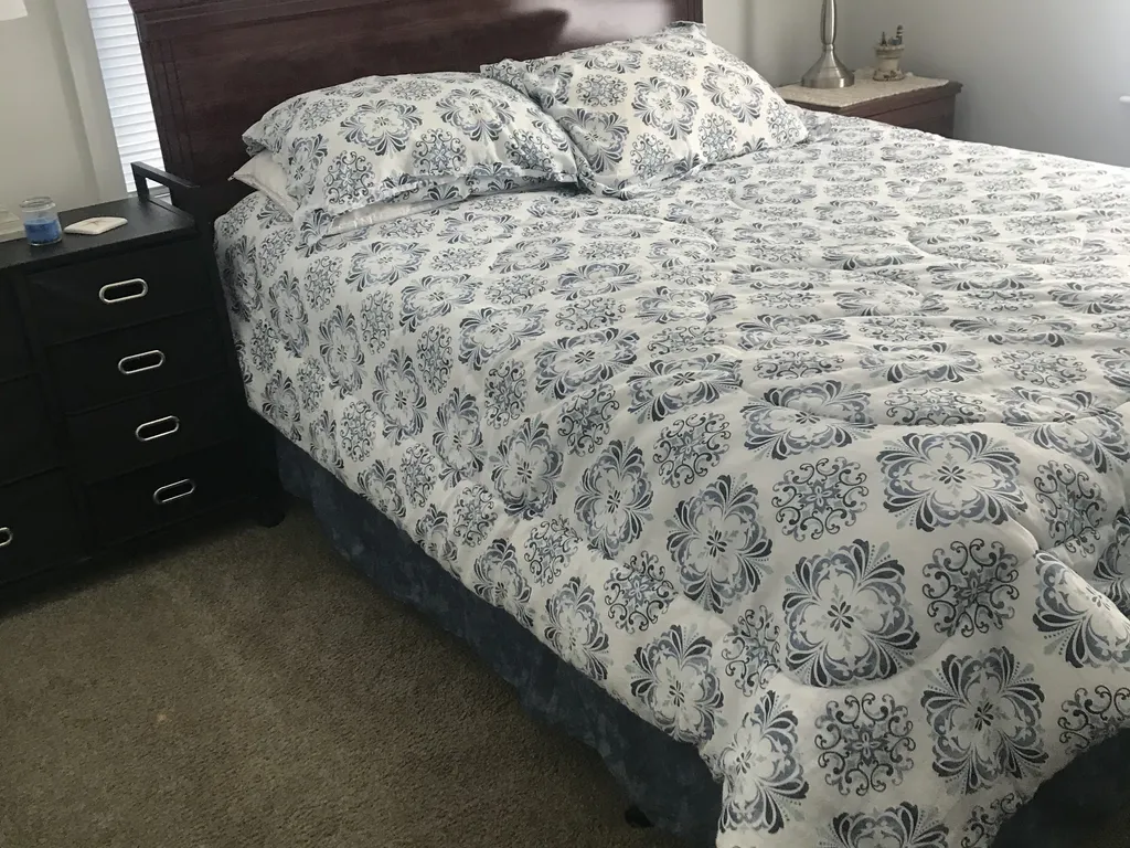 Queen size bed 