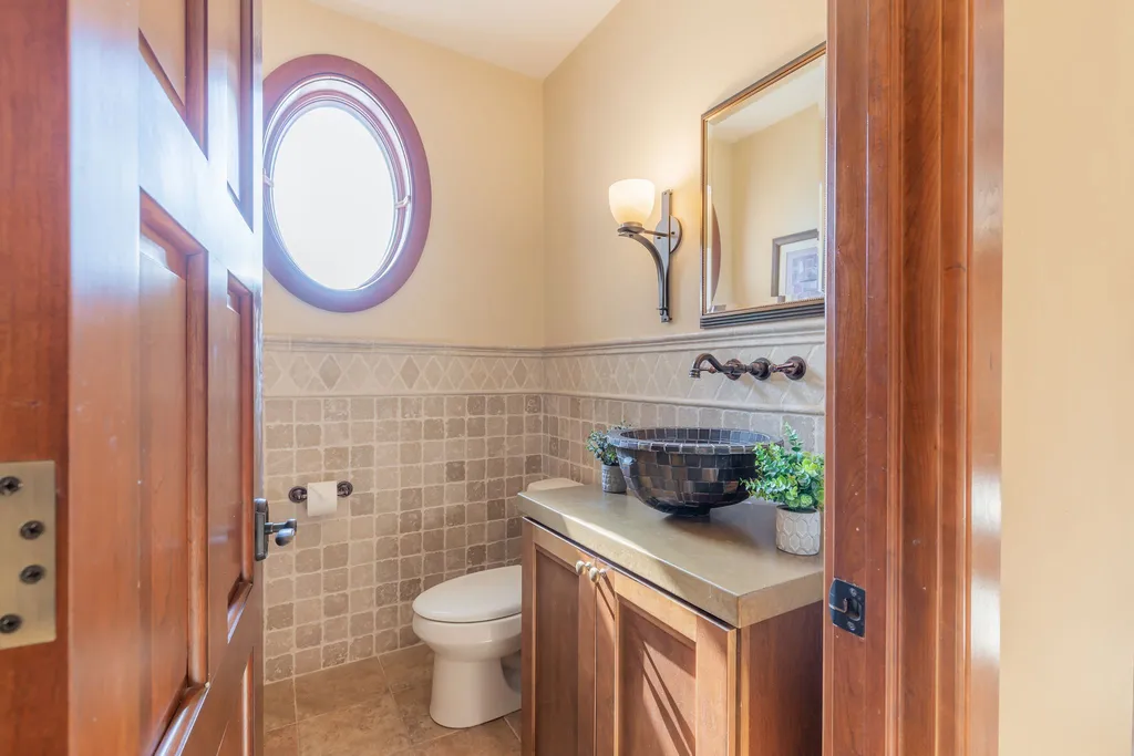 1st Floor 1/2 Bathroom
