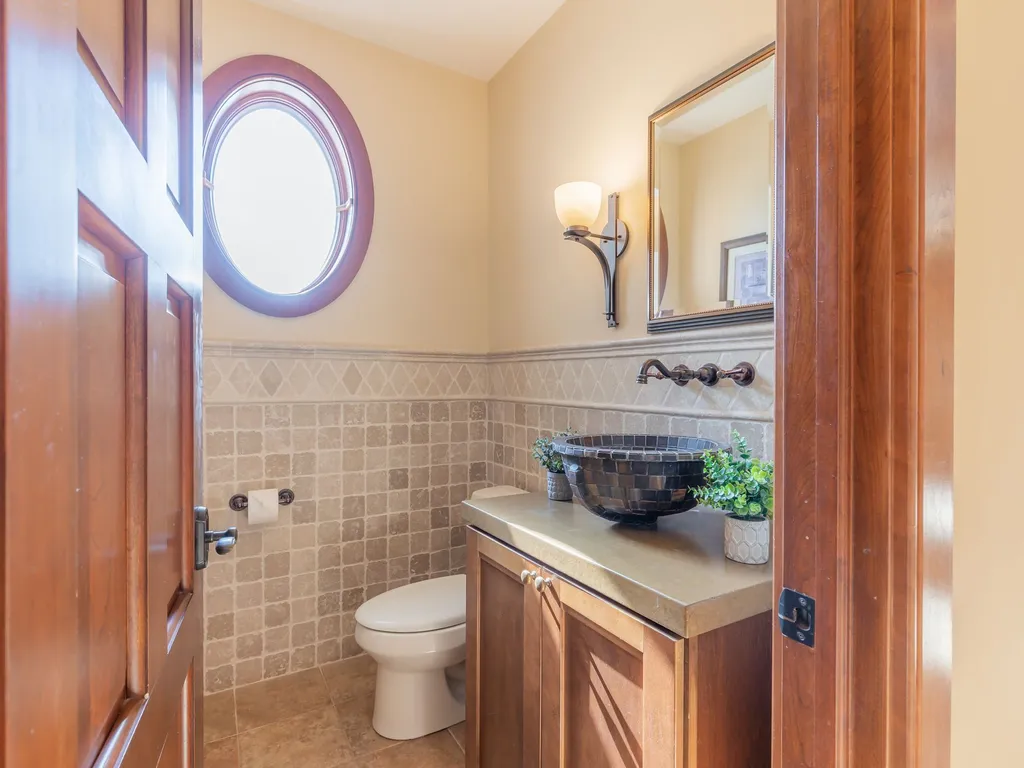 1st Floor 1/2 Bathroom