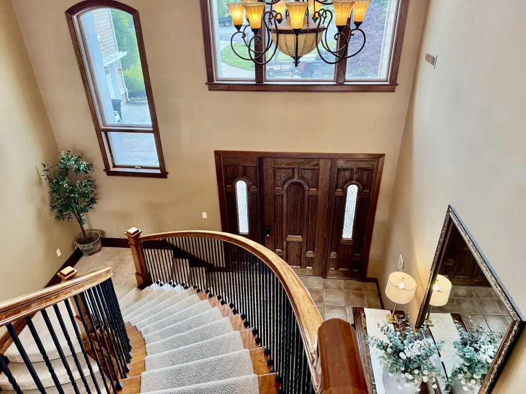 Grand Staircase! Great For Family Pictures!