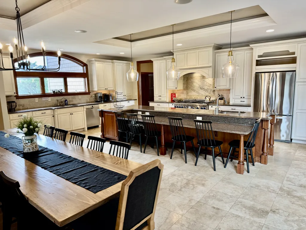 Chef's Kitchen! Fully Stocked!
