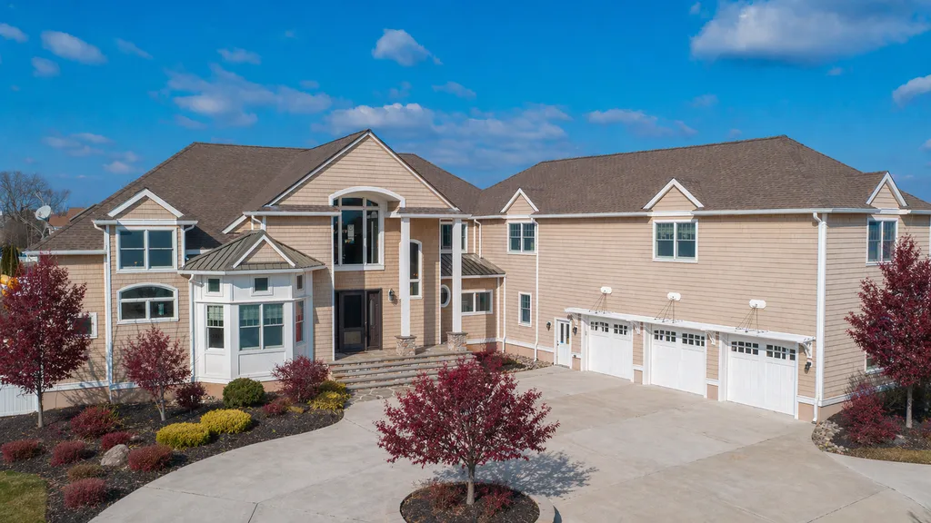 7,000 Sq Ft Home on the end of a Cul-de-Sac! 