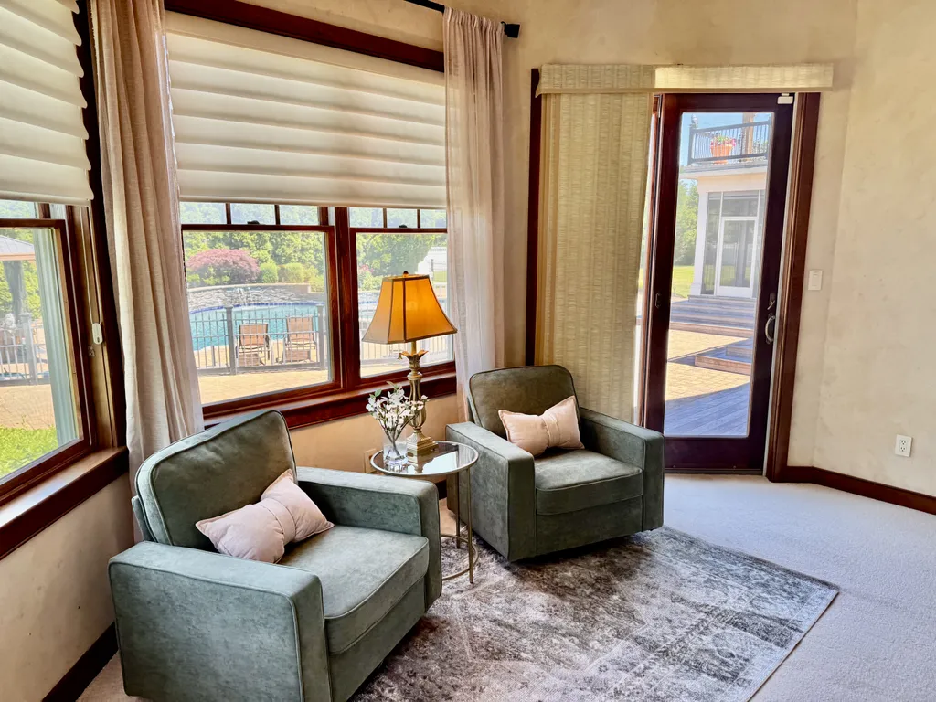 Master Bedroom w/ Sitting Area