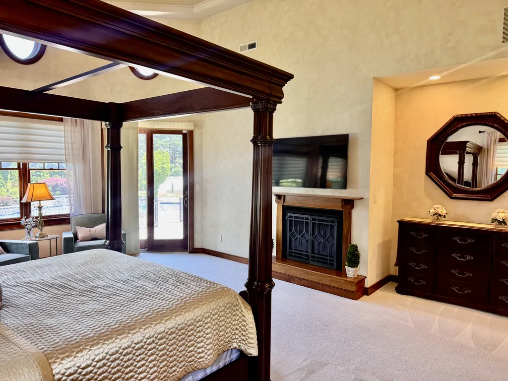 1st Floor Master Bedroom