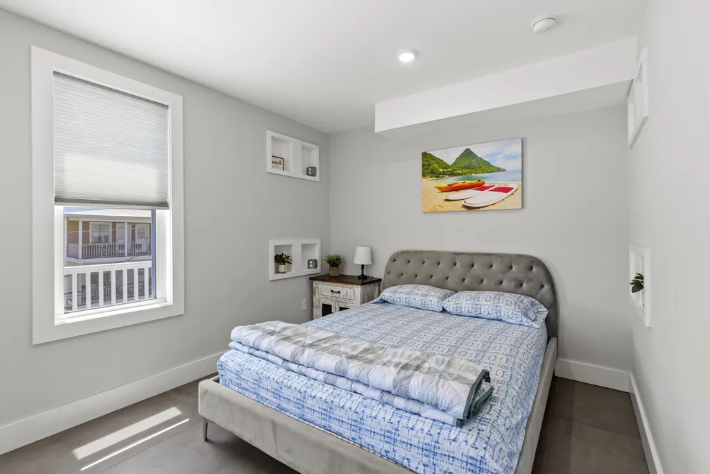 Apt 4 queen bedroom 2