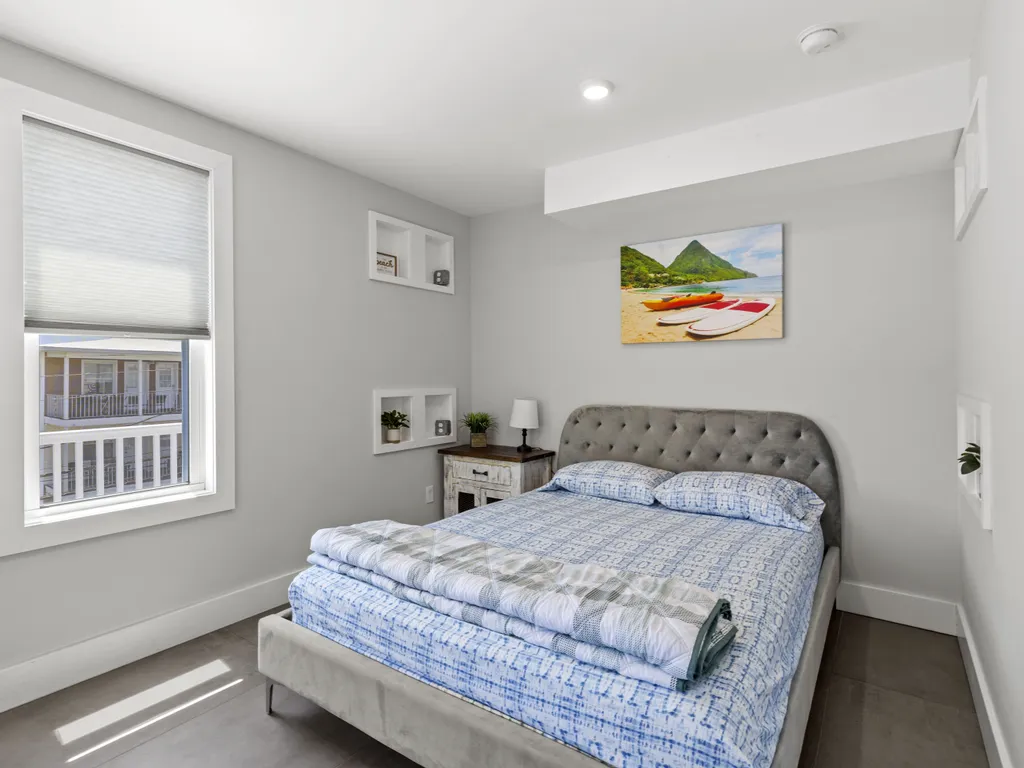 Apt 4 queen bedroom 2