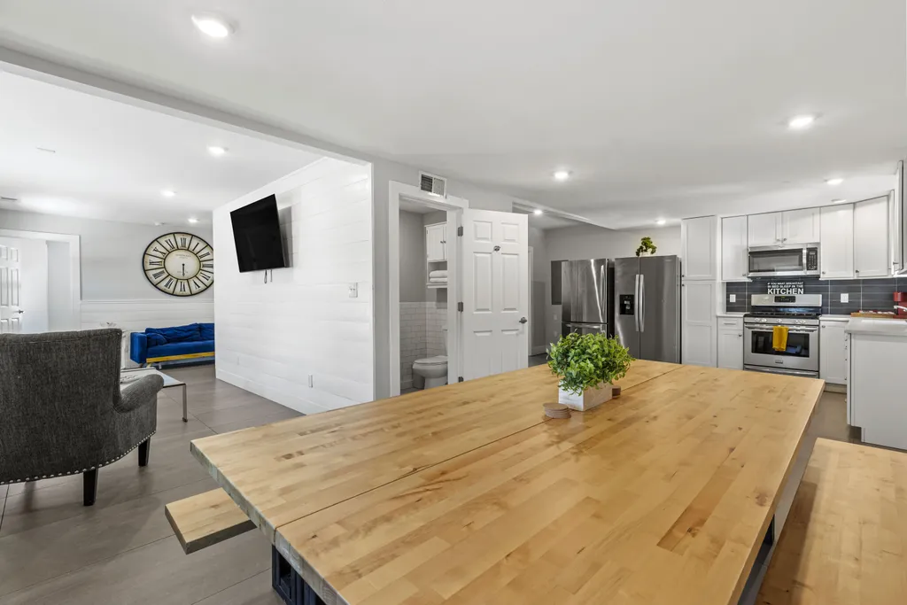 Apt 4 dining/kitchen