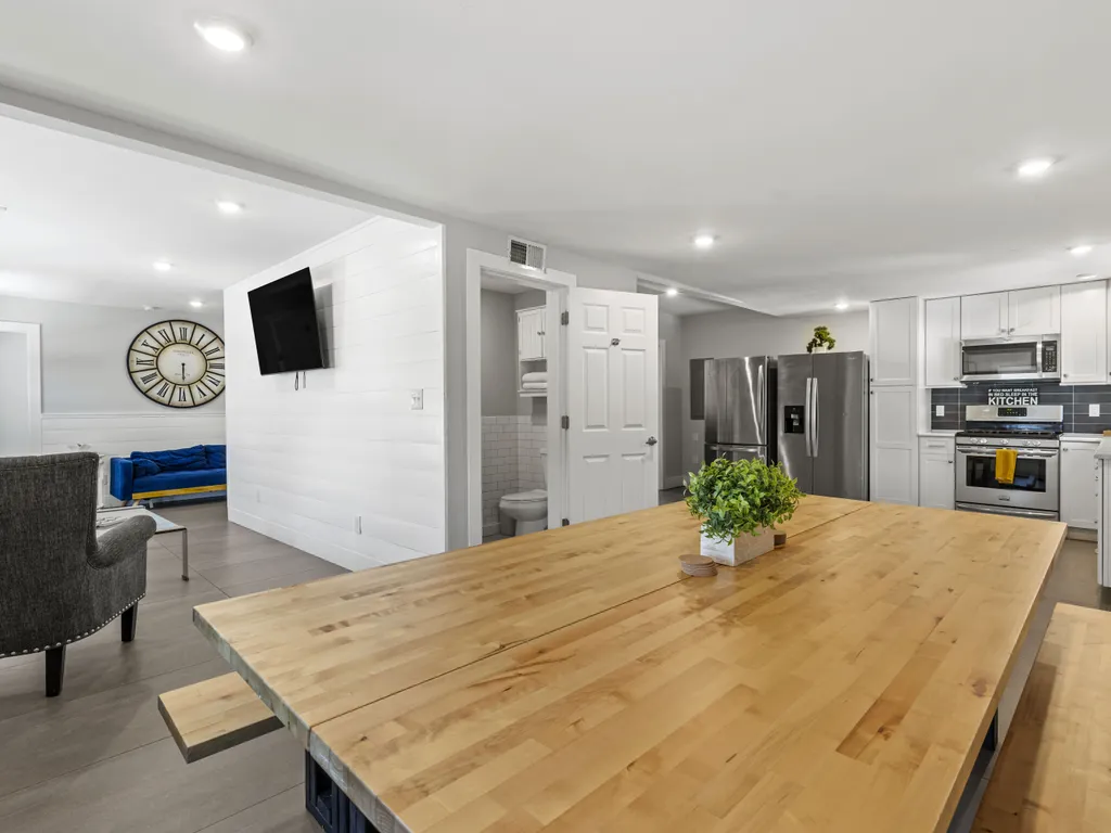 Apt 4 dining/kitchen