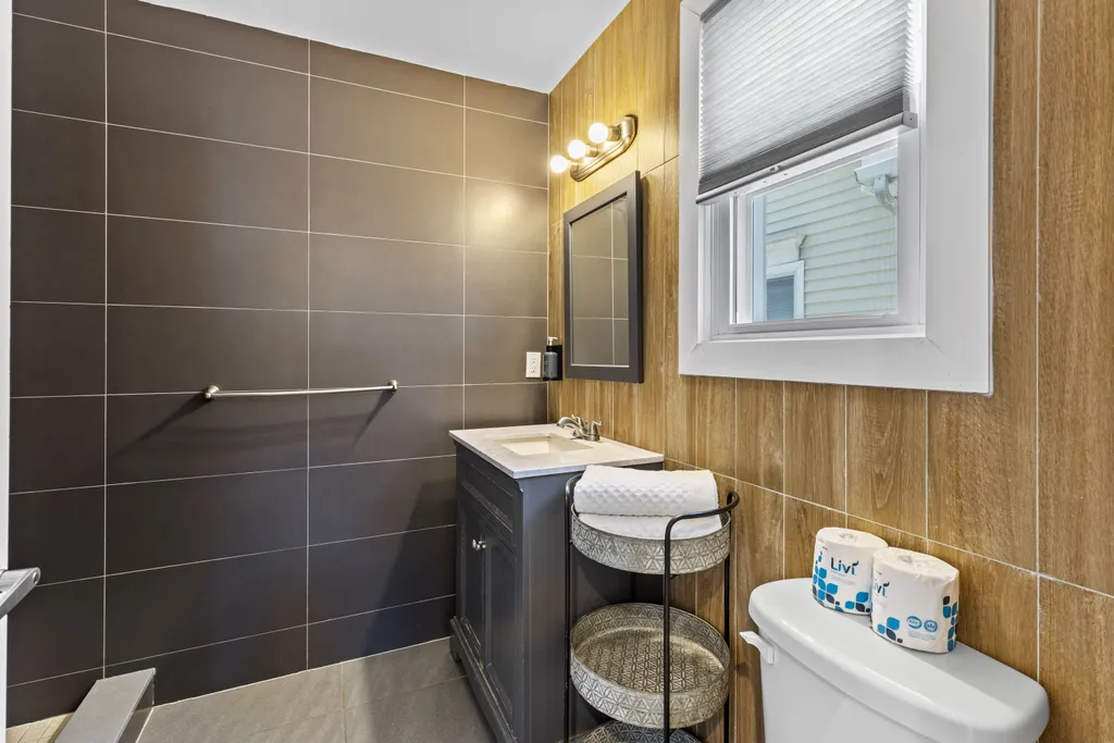 apt 4 bathroom 1