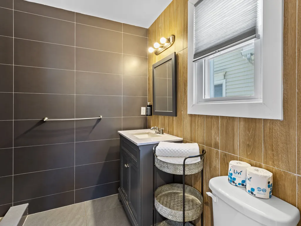 apt 4 bathroom 1