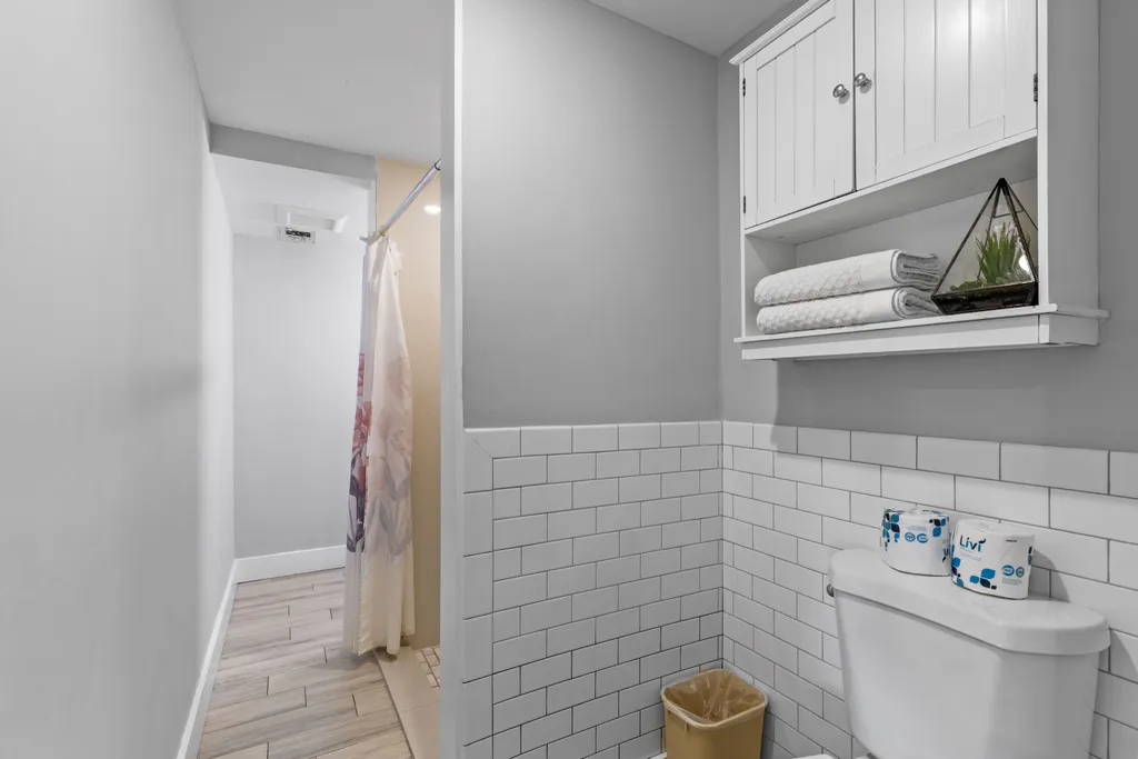 apt 4 bathroom 2