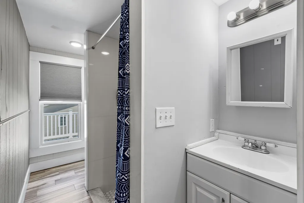 apt 4 bathroom 3