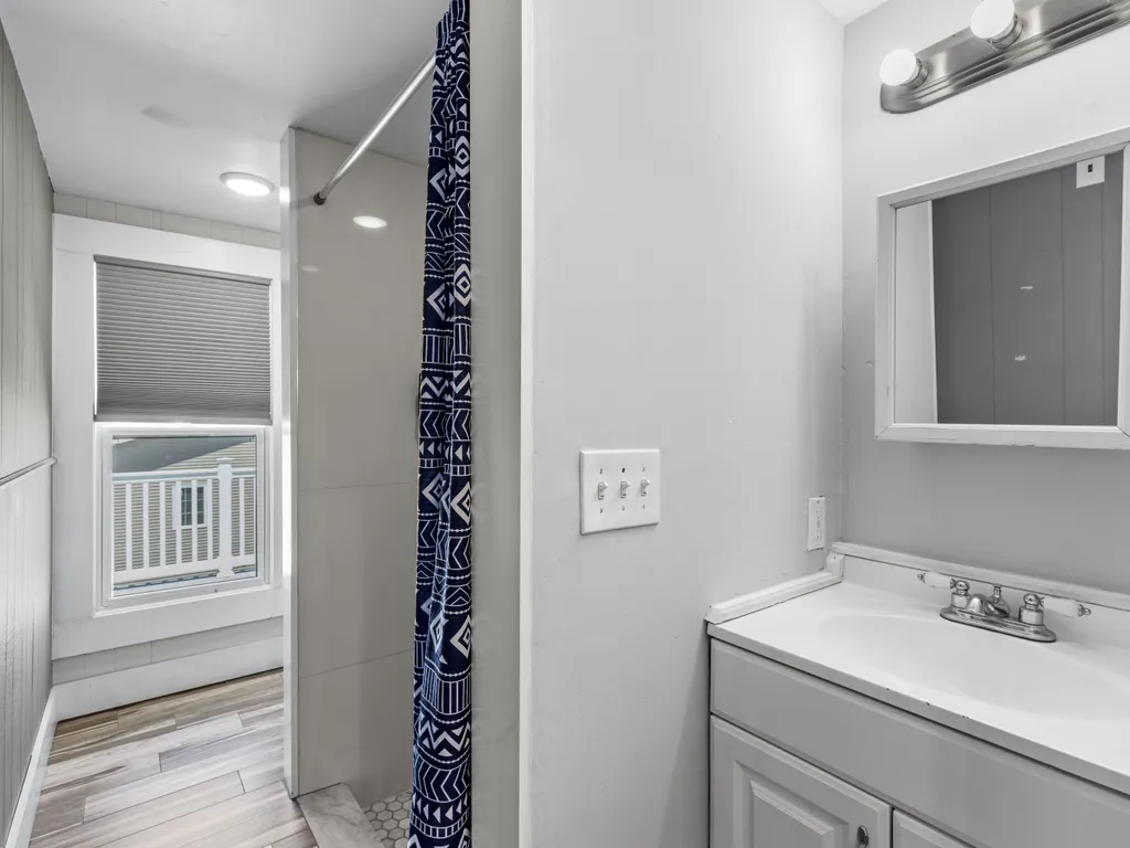 apt 4 bathroom 3