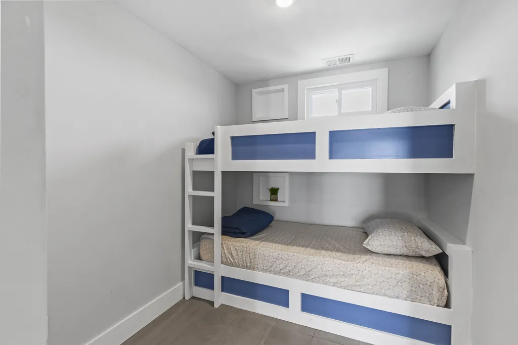 apt 4 single bunk bedroom