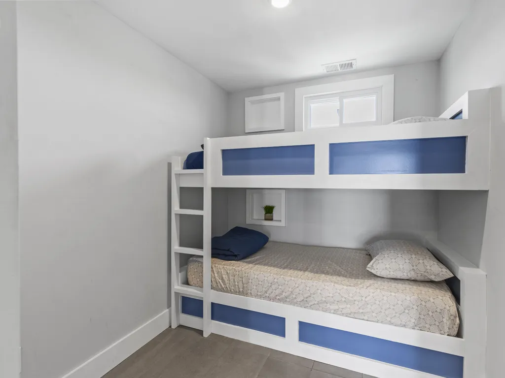 apt 4 single bunk bedroom