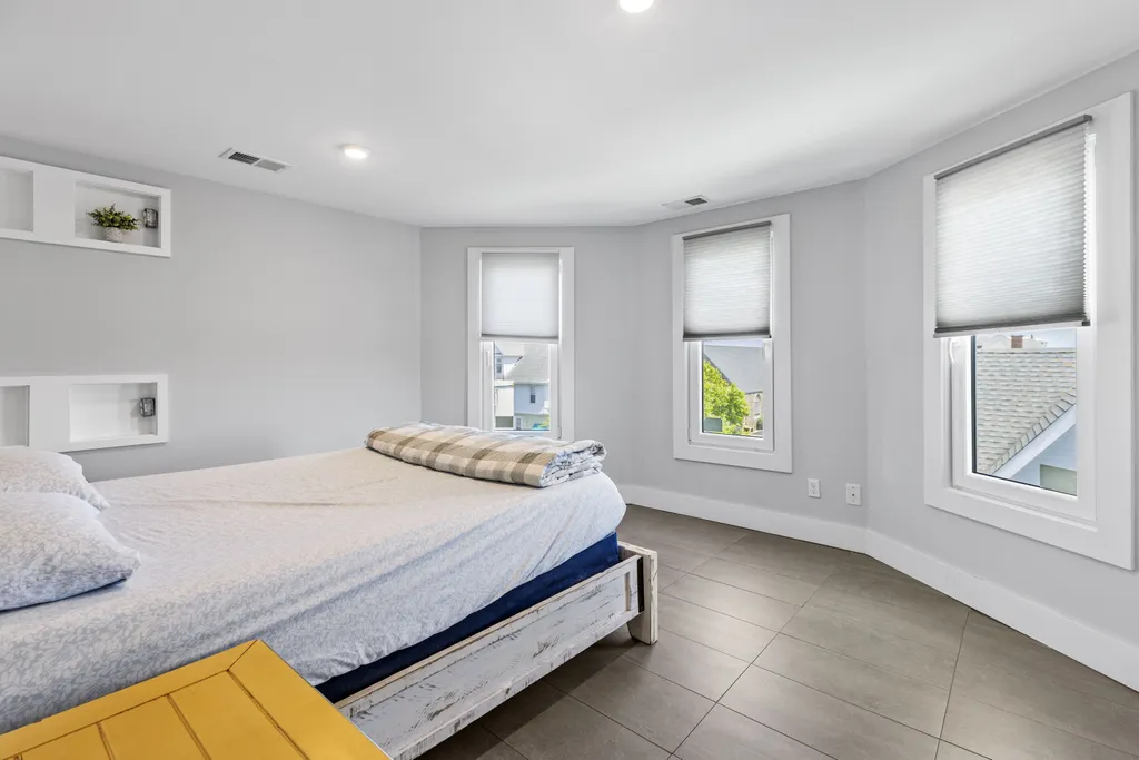 apt 4 queen bedroom 3