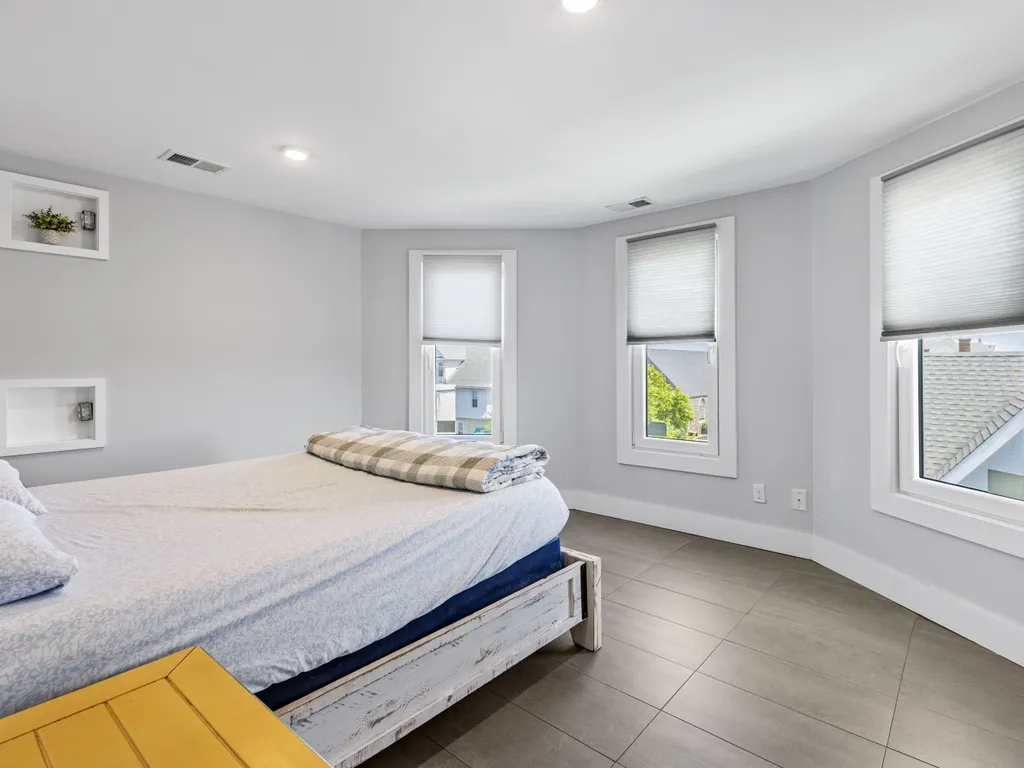 apt 4 queen bedroom 3