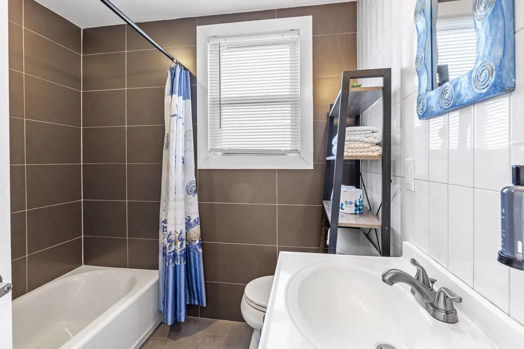 apt 4 bathroom 4
