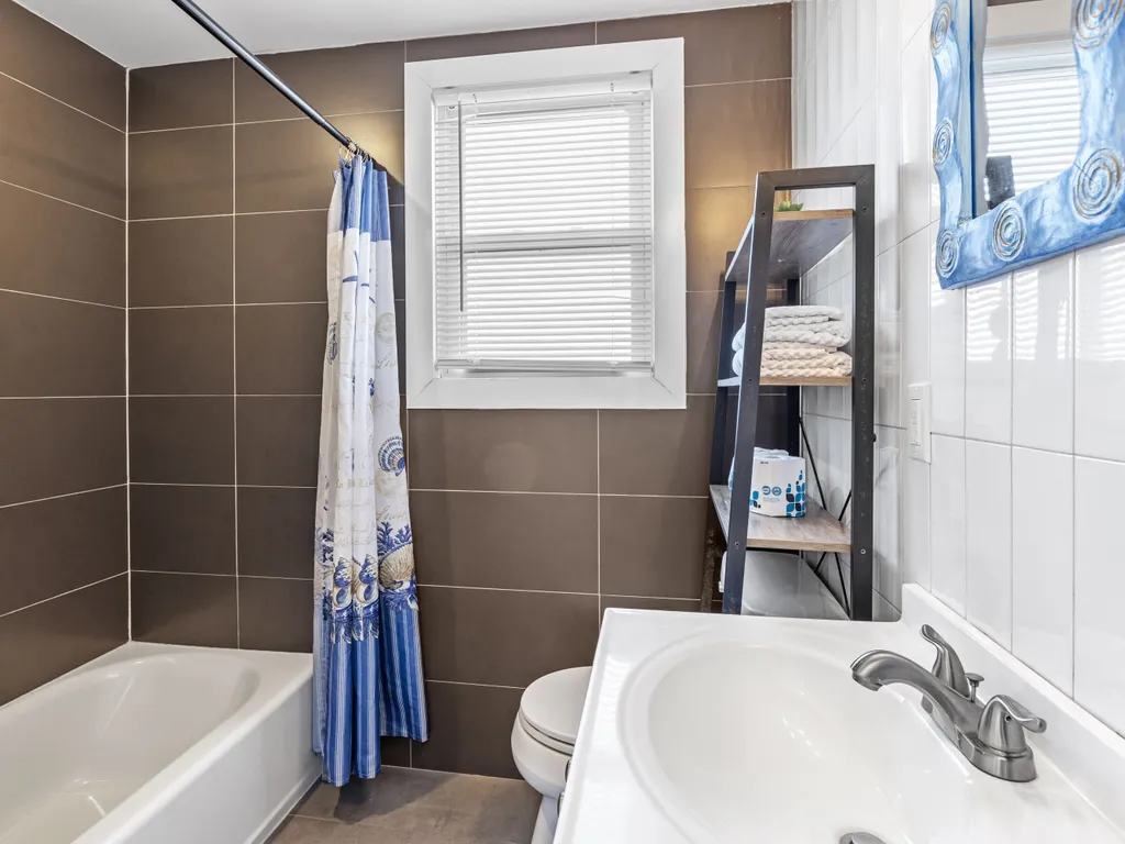 apt 4 bathroom 4