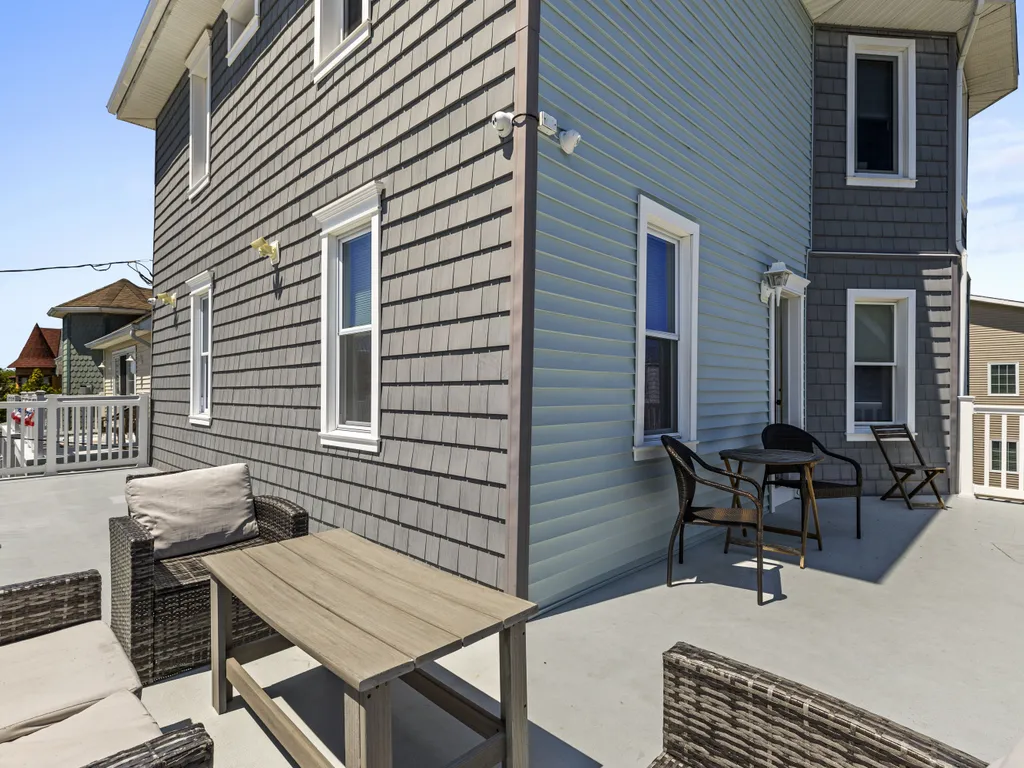 apt 4 balcony