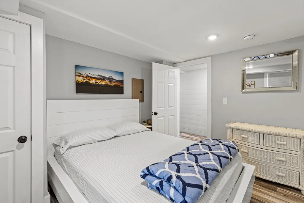 Apt 1 queen bedroom