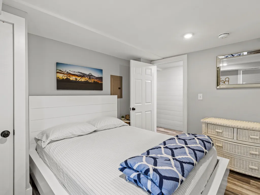 Apt 1 queen bedroom