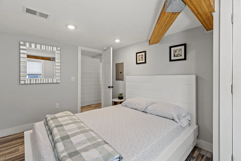 Apt 2 queen bedroom