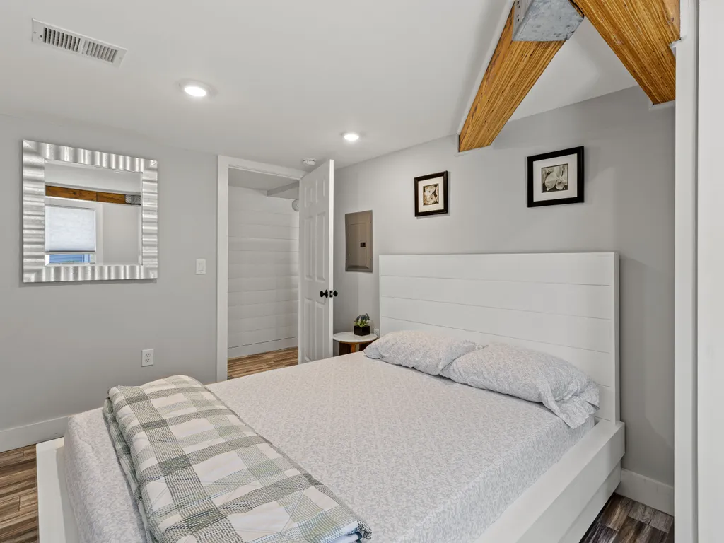 Apt 2 queen bedroom