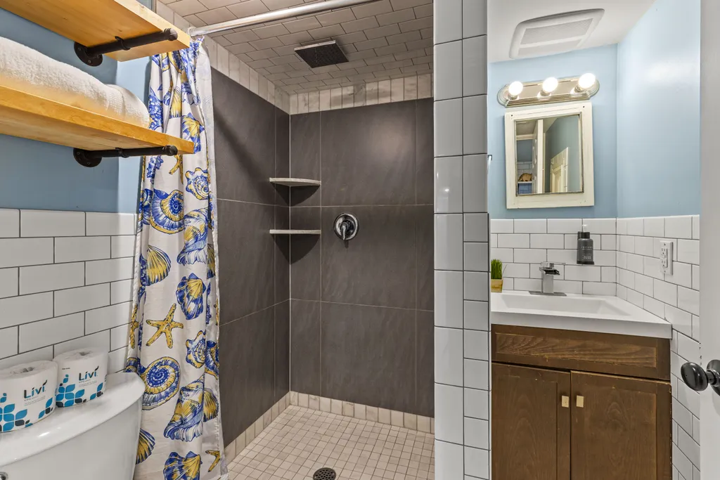 Apt 2 bathroom 1