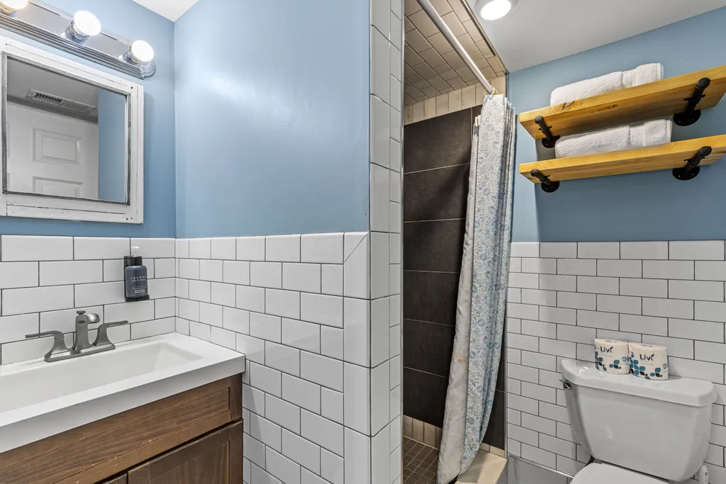 Apt 2 bathroom 2
