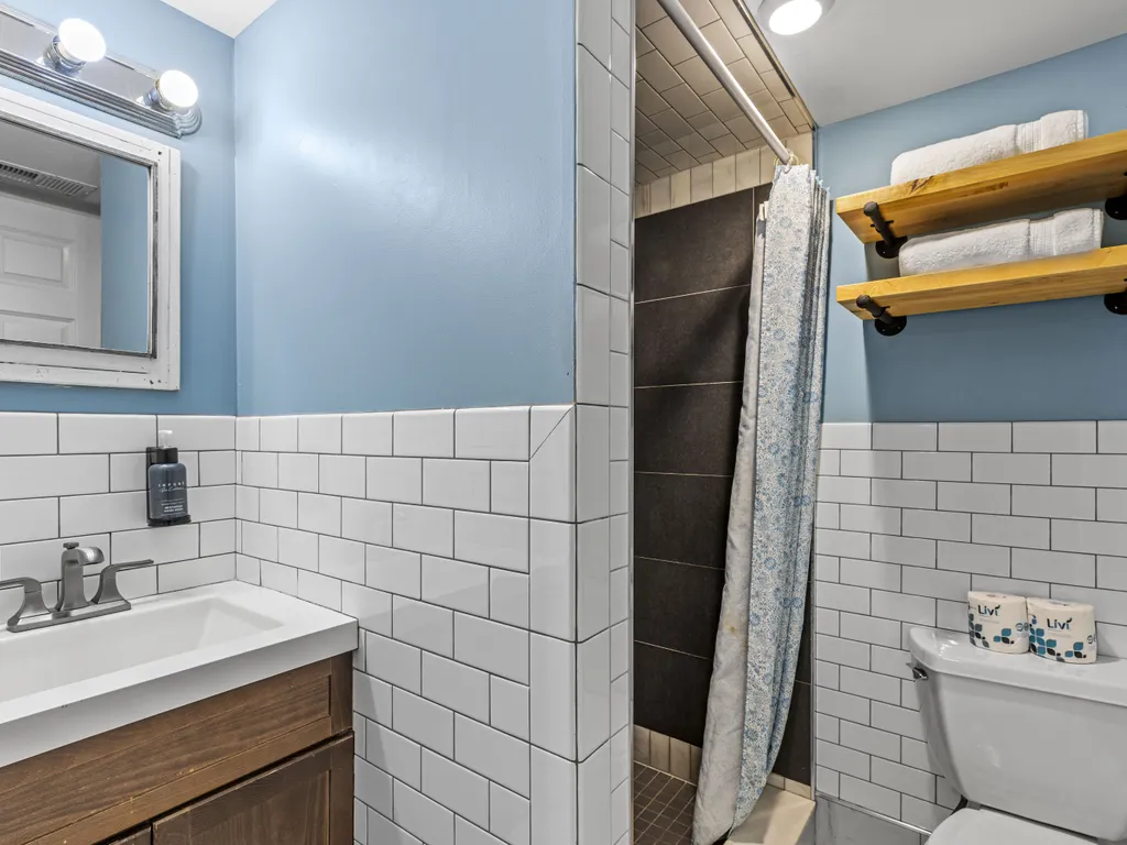 Apt 2 bathroom 2