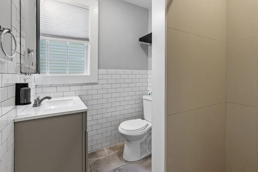 Apt 3 bathroom 2 