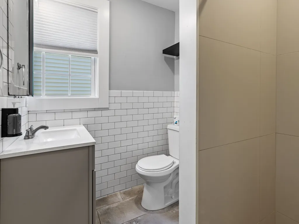 Apt 3 bathroom 2 