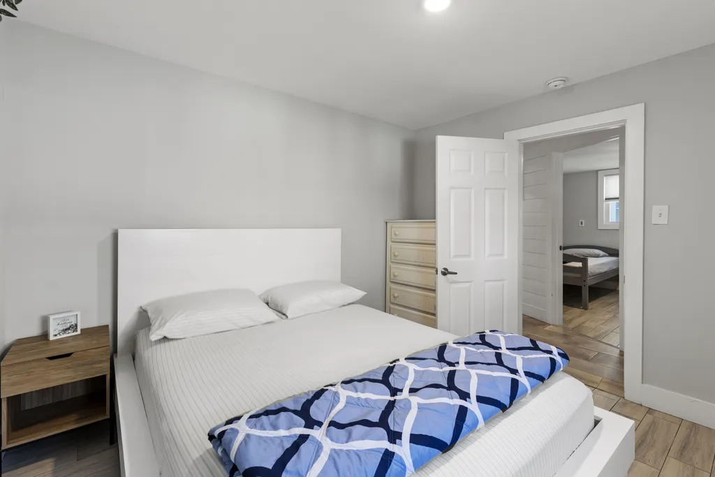 Apt 3 queen bedroom