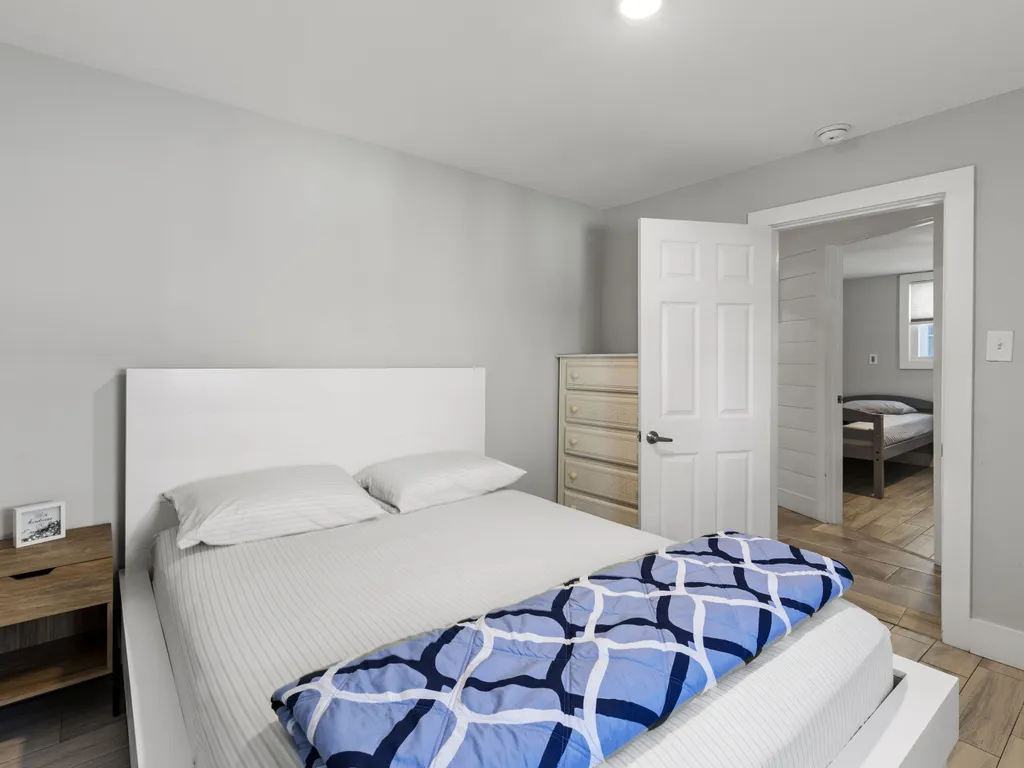 Apt 3 queen bedroom