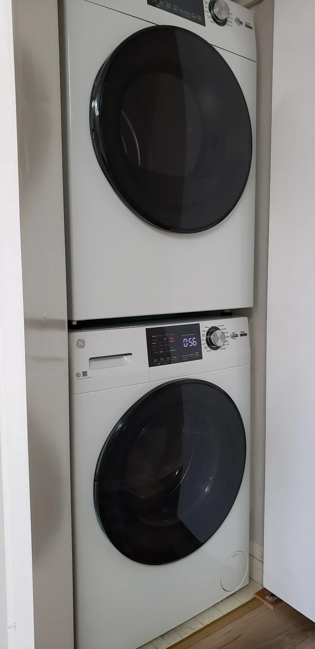 washer/Dryer in Hall