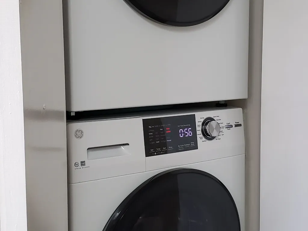 washer/Dryer in Hall