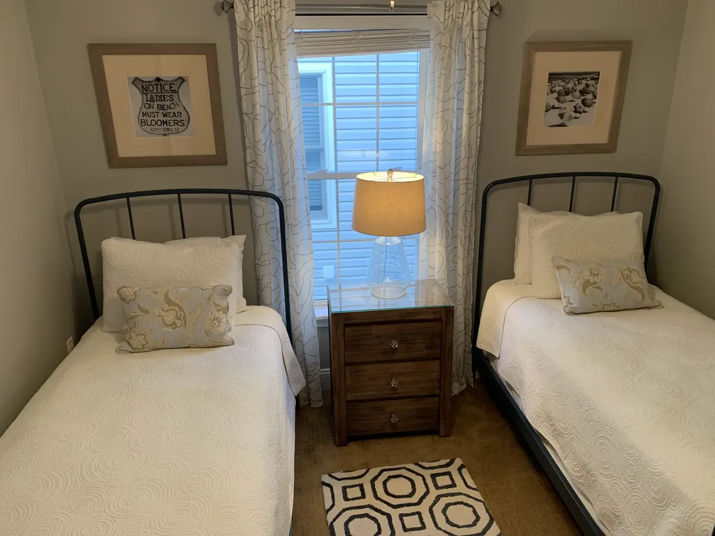 Bedroom 1: Twin Bedroom
