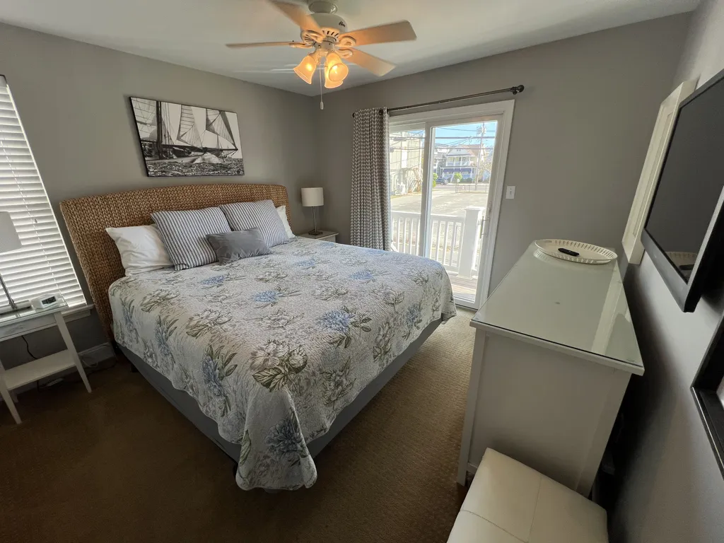 Bedroom 3: Junior Master - King Size Bed