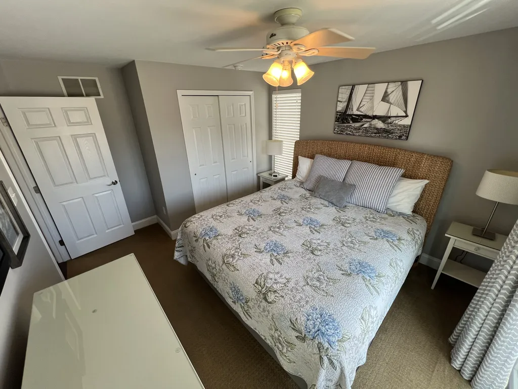 Bedroom 3: Junior Master - King Size Bed