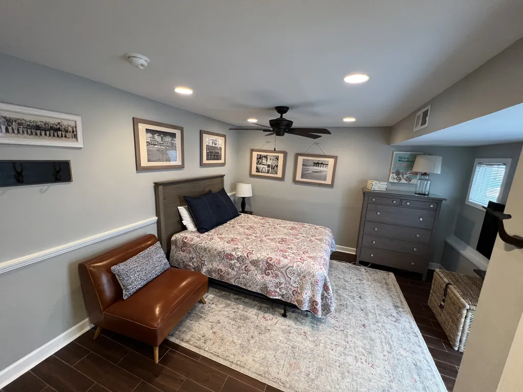 5th Bedroom: Queen Bed