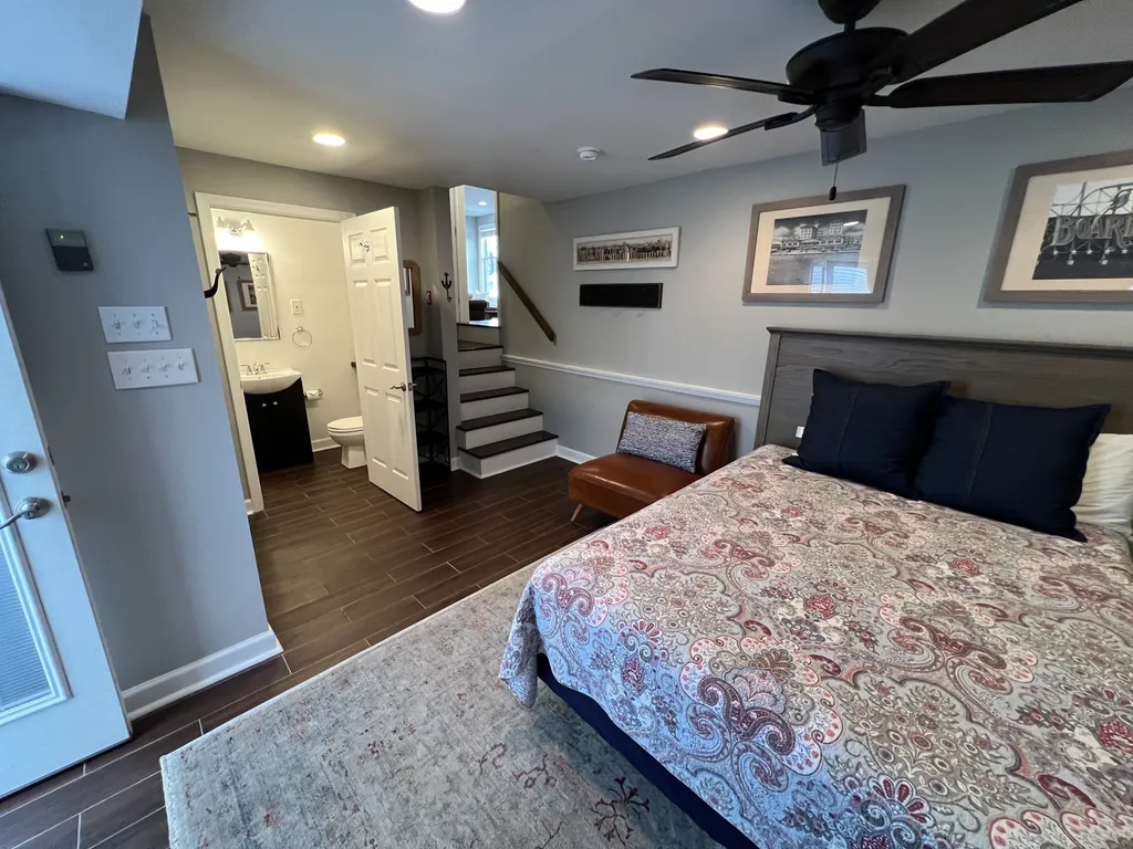 5th Bedroom: Powder Room too!