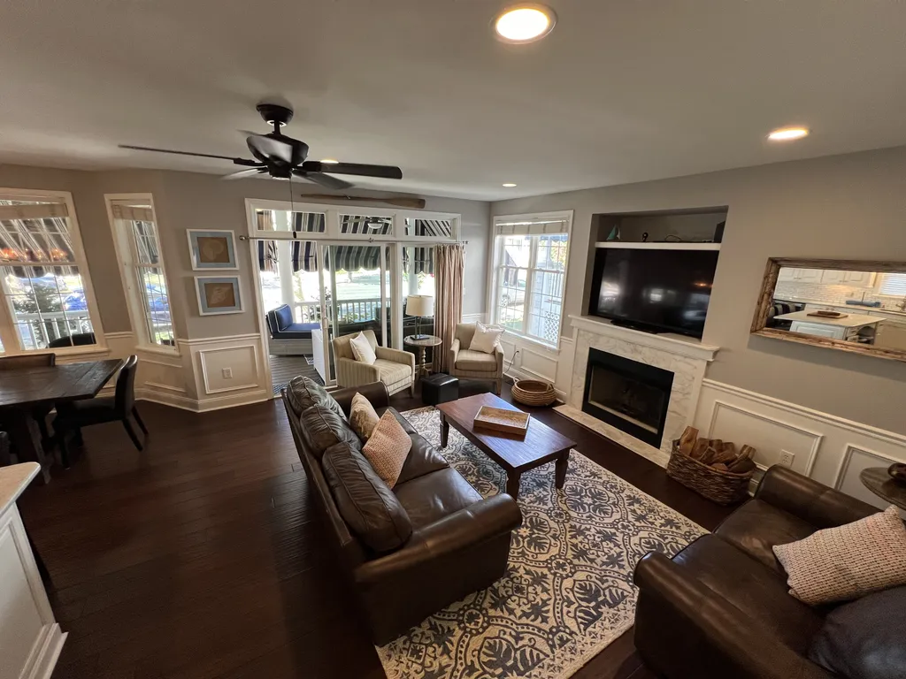 Large Living Room: Large Screen TV