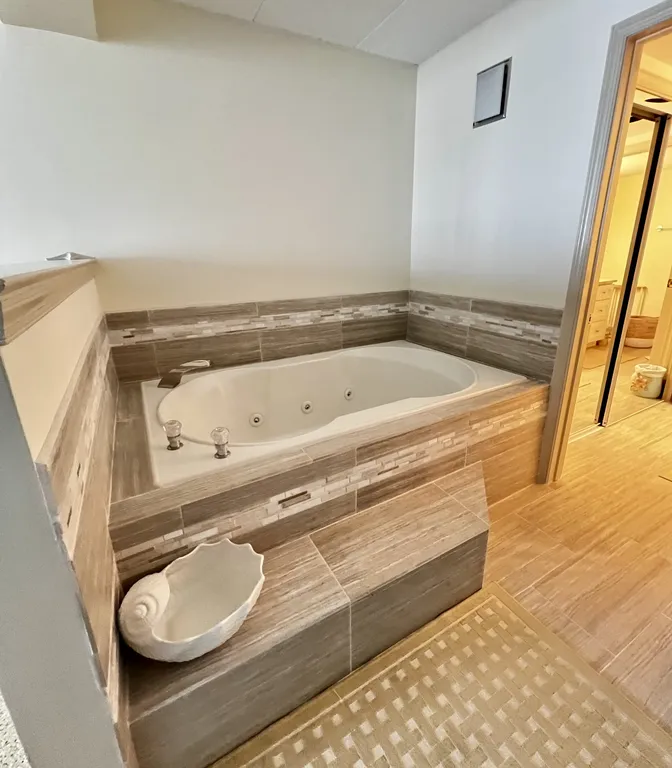 Jacuzzi Tub / Master Bath