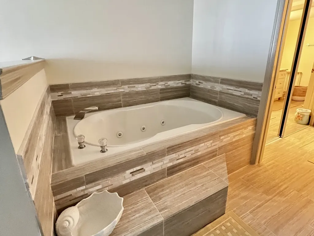 Jacuzzi Tub / Master Bath