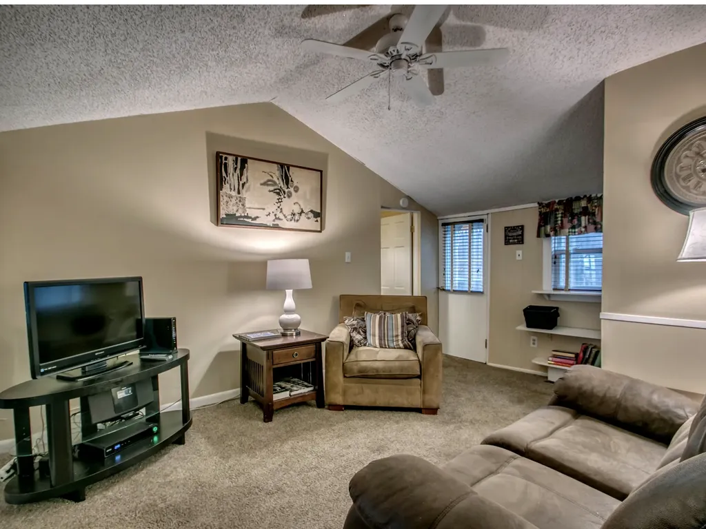 Cozy living room with HD TV, Comcast OnDemand &amp;amp; HBO