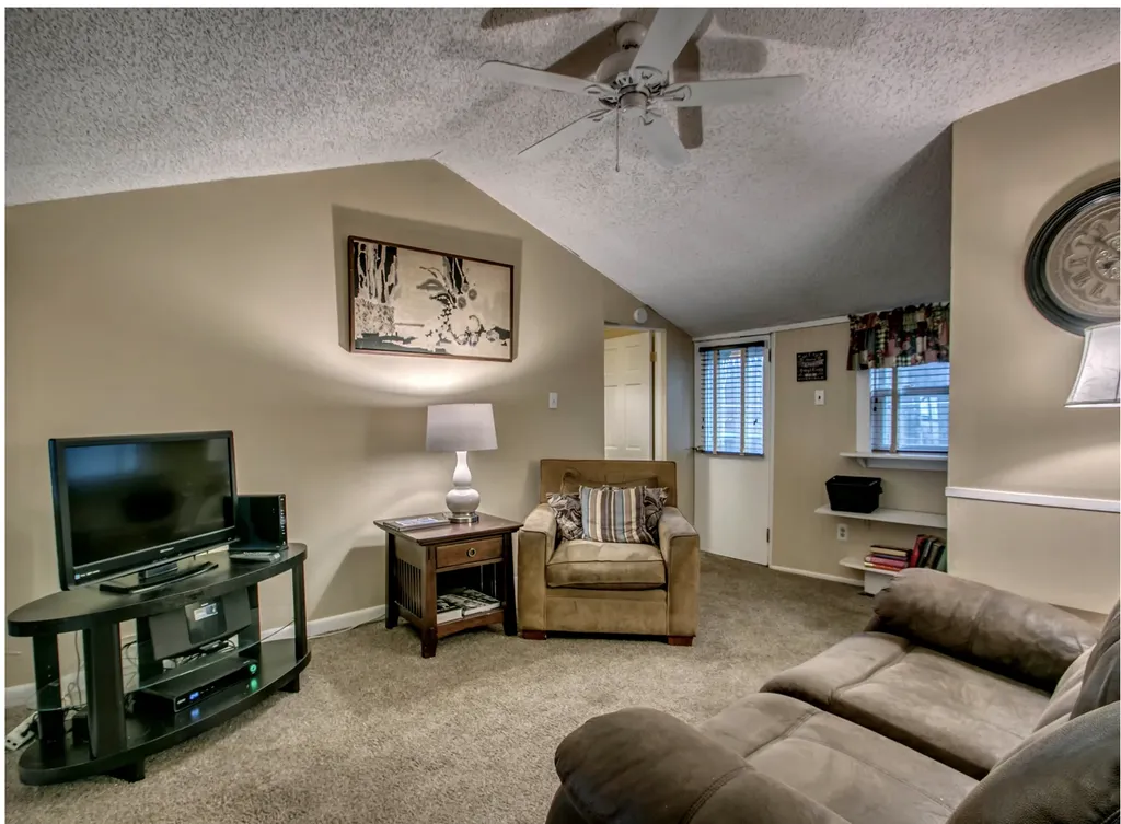 Cozy living room with HD TV, Comcast OnDemand &amp;amp; HBO